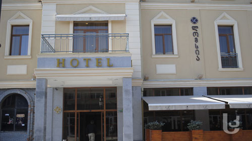 რატომ გაჩნდა ქართული წარწერა სასტუმრო „ლომსიაზე“