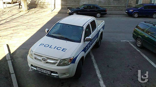 დღის ფოტო: პოლიციის მანქანა პარკირების წესს არღვევს [Photo]