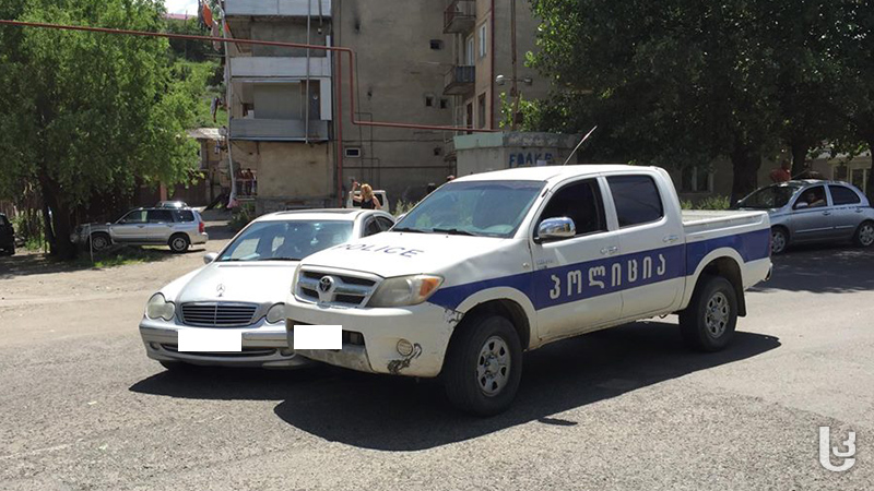 „მერსედესის“ მარკის ავტომობილი პოლიციის მანქანას დაეჯახა