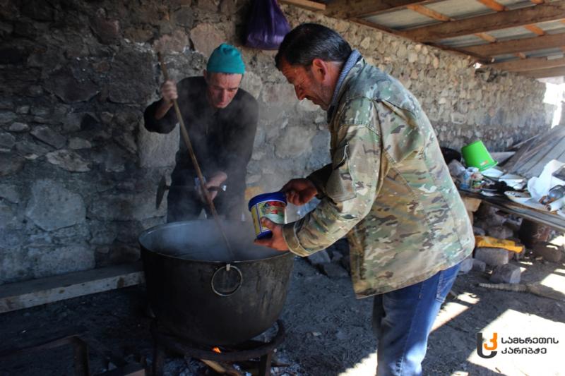დღის ფოტო: ქრისტიანი და მუსლიმი სოფელ ადიგენში დაკრძალვისთვის სადილს ამზადებენ