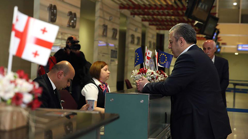 პრემიერი სტუდენტებთან, მეცნიერებთან, მედიასთან და მთავრობის წევრებთან ერთად ათენში უვიზოდ გაემგზავრა