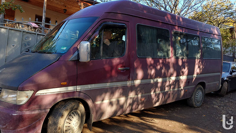'დამკვირვებლები მოვიყვანე დაბადების დღეზე' – 'მიკროავტობუსით' მიყვანილი ხალხი სოფელ ტბაში