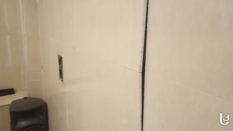 ბორჯომში, კულტურის სახლში, მიწისძვრის შედეგად კედლიდან 'კაფელი' ჩამოიყარა [Photo]