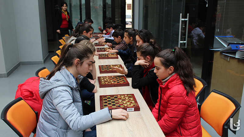 ახალციხეში, სკოლის მოსწავლეებს შორის შაშსა და ჭადრაკში ტურნირი მიმდინარეობს