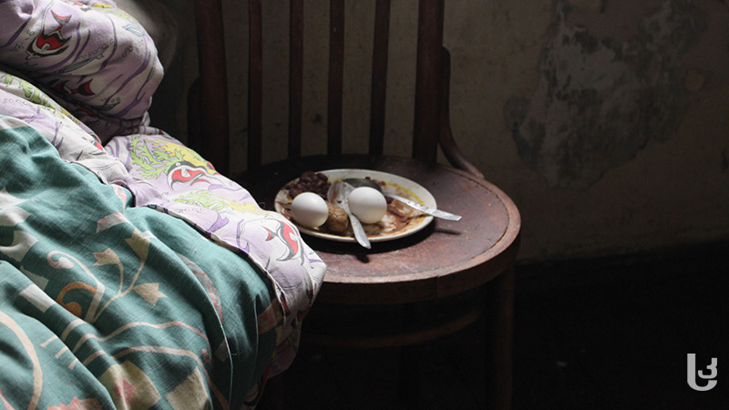ლოგინად ჩავარდნილ 82 წლის კაცზე, სავარაუდოდ ოჯახში ძალადობენ
