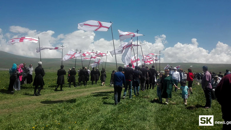 პრეზიდენტი და პრემიერი 'წმინდა ნინოს გზის' მსვლელობას შეუერთდნენ [ფოტო]