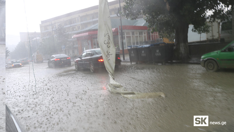 ახალციხეში ძლიერი წვიმის შედეგად ქუჩები დაიტბორა [ფოტო/ვიდეო]