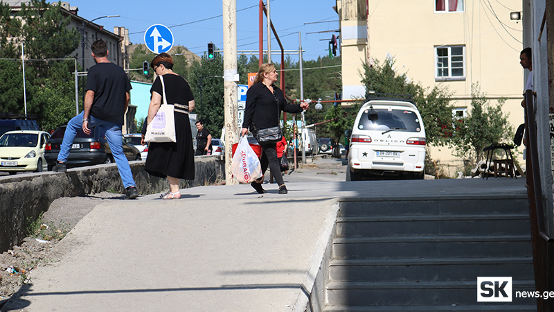 ორი თვეა თამარაშვილის ქუჩაზე ტროტუარი გადათხრილია [ფოტო]