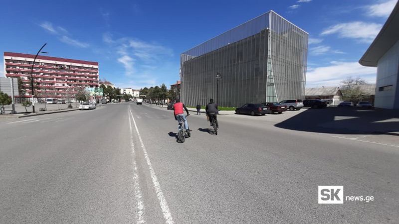 ახალციხის დაცარიელებულ ქუჩებში ველოსიპედებით სეირნობენ [ფოტო]