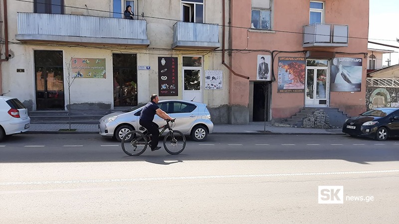 ახალციხის დაცარიელებულ ქუჩებში ველოსიპედებით სეირნობენ [ფოტო]